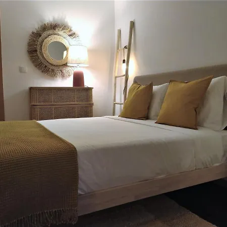 Oporto Chill Out Rooms بيت ضيافة *